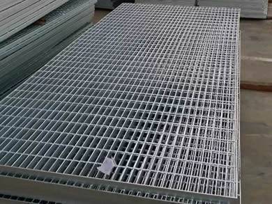 Heavy duty galvanized welded bar grating panels on the ground in our factory.