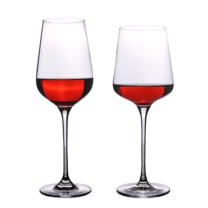 Quatre verres à vin rouge stretch intégrés