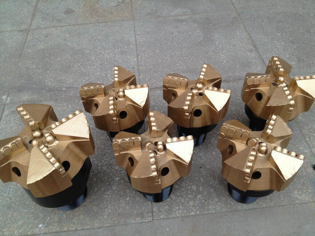 PDC drag drill bit
