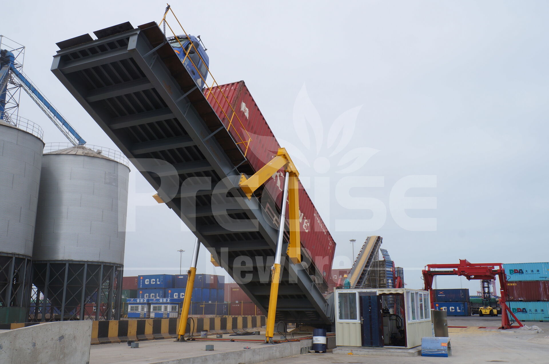 Double side support hydraulic truck dumper