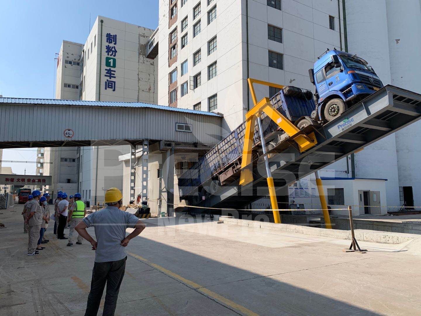 Double side support hydraulic truck dumper