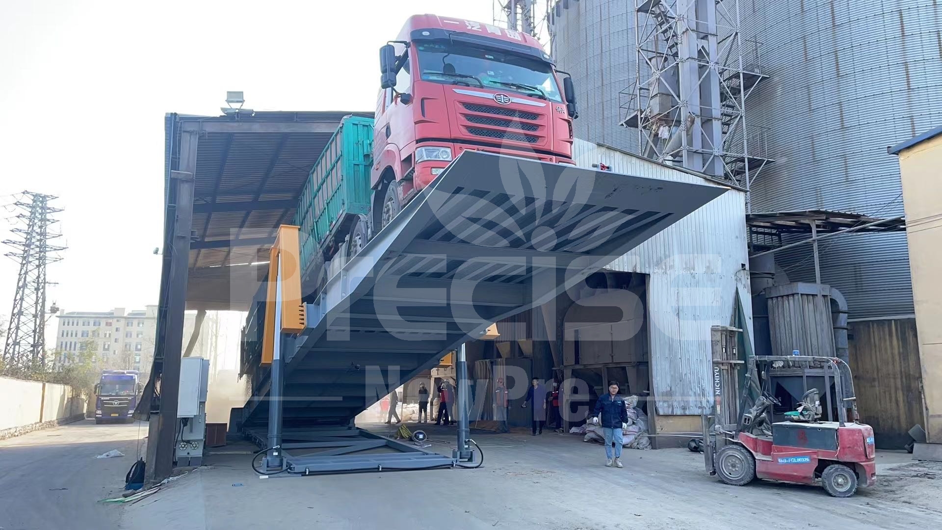 Non-foundation hydraulic truck dumper