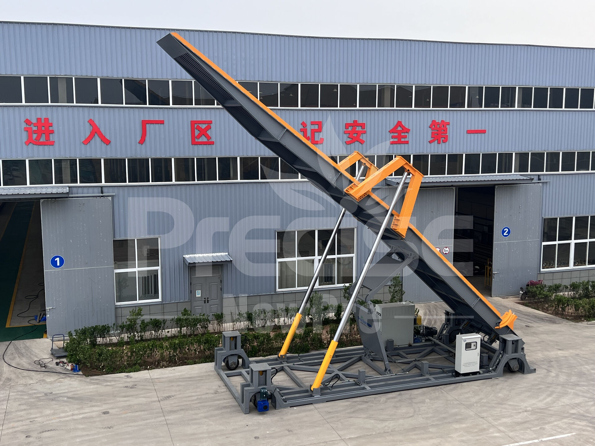 Movable hydraulic truck dumper