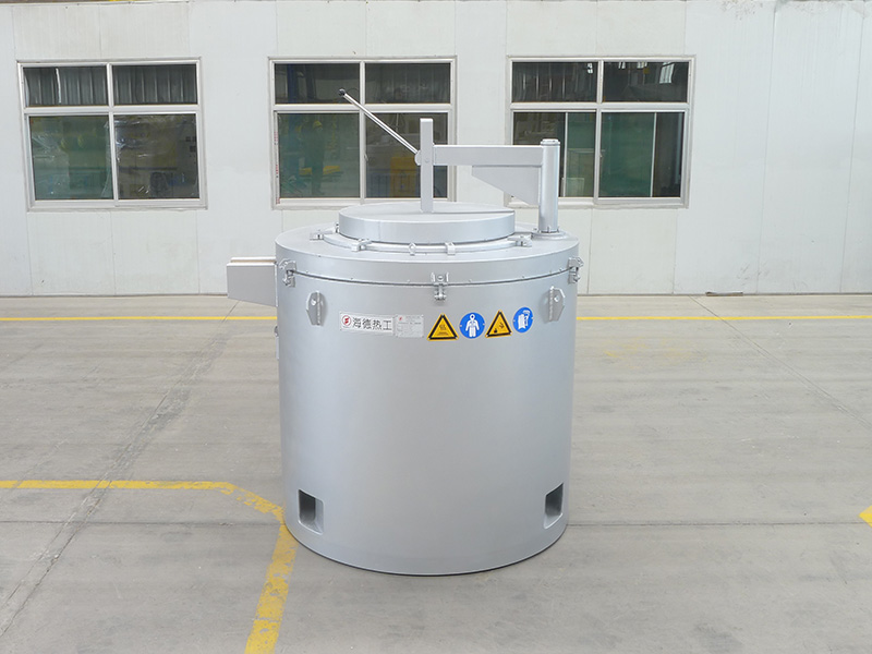 Forklift type aluminum melting and holding furnace