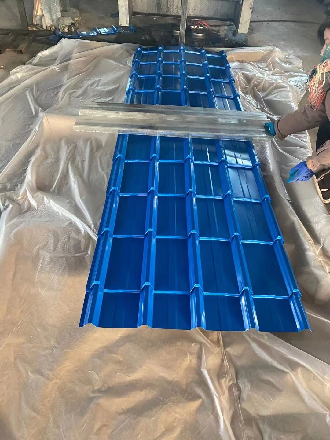 Feuille de toiture ondulée enduite de couleur