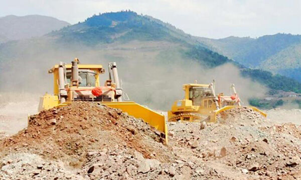 Les bulldozers Shantui sd60-c5 de grande puissance stimulent l'exploitation minière dans le yunnan