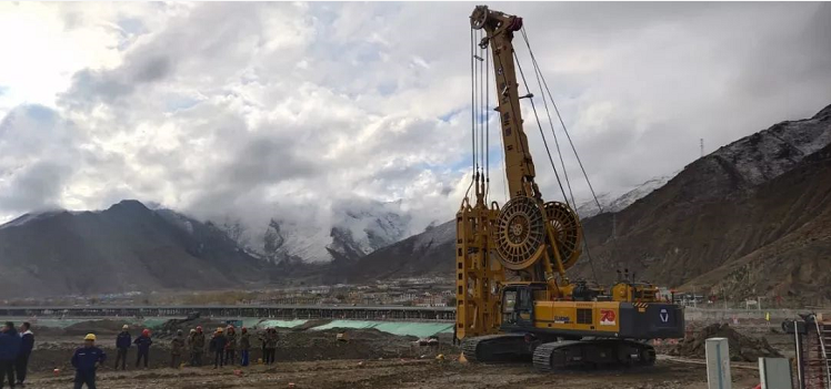 Creusant à trois kilomètres au-dessus du niveau de la mer, une pince à paroi moulée souterraine XCMG au Tibet