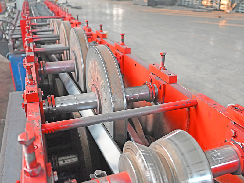Integrated beam cold bending forming machine