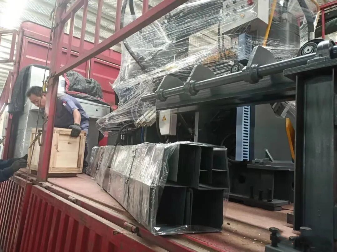 Línea compuesta de acero con canal de acero plano CNC BP1410 enviada al extranjero