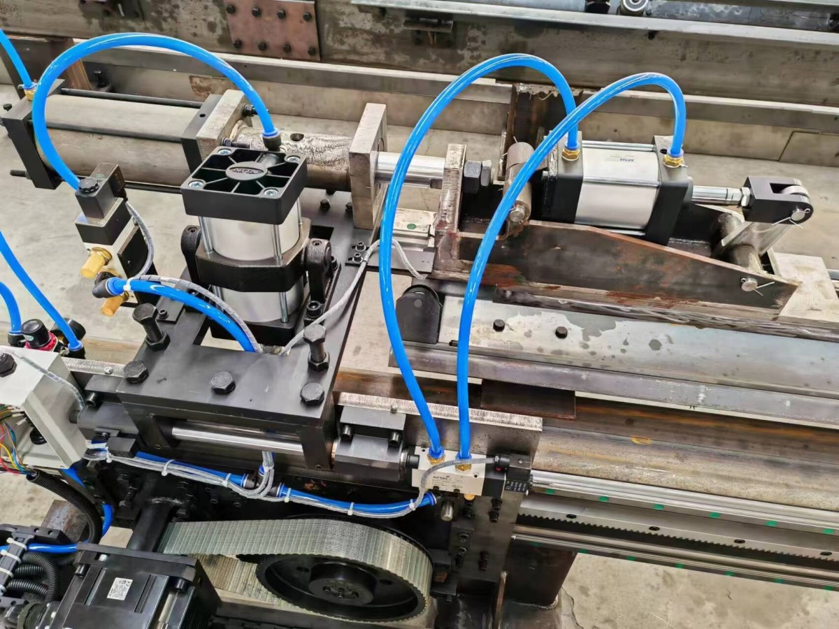 cnc angle punching line.jpg Equipos de procesamiento especializados para la industria de torres Línea de punzonado de ángulos CNC Composición