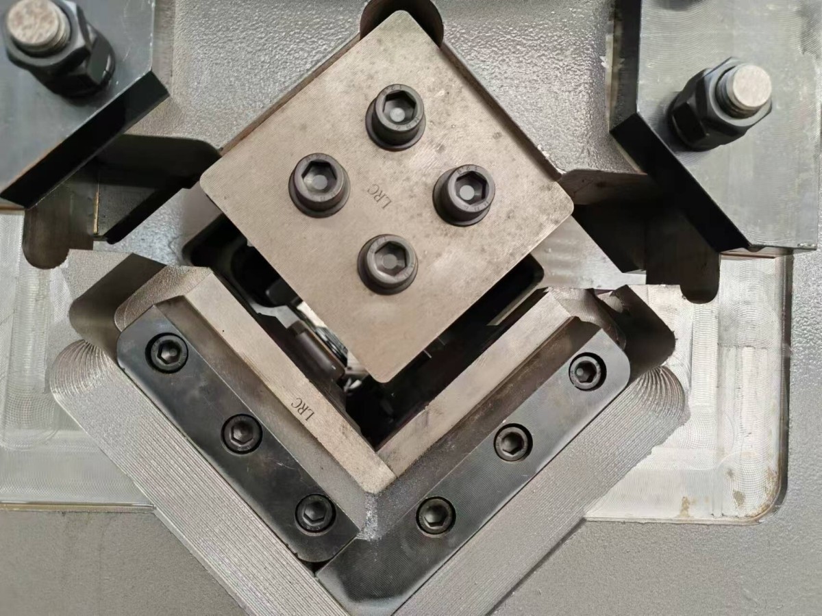 cnc angle punching machine.jpg Equipos de procesamiento especializados para la industria de torres Línea de punzonado de ángulos CNC Composición