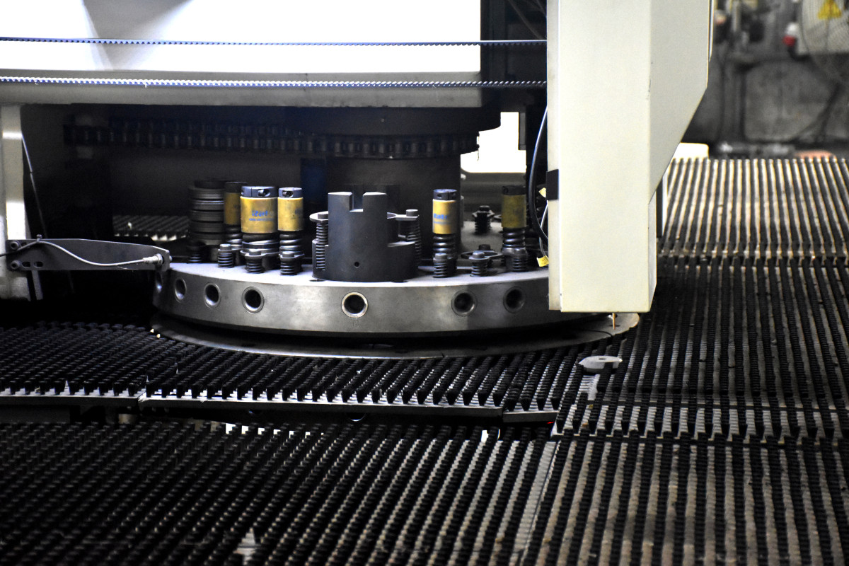 turret punch press.jpg Aplicación de la punzonadora de torreta CNC en el procesamiento de aluminio
