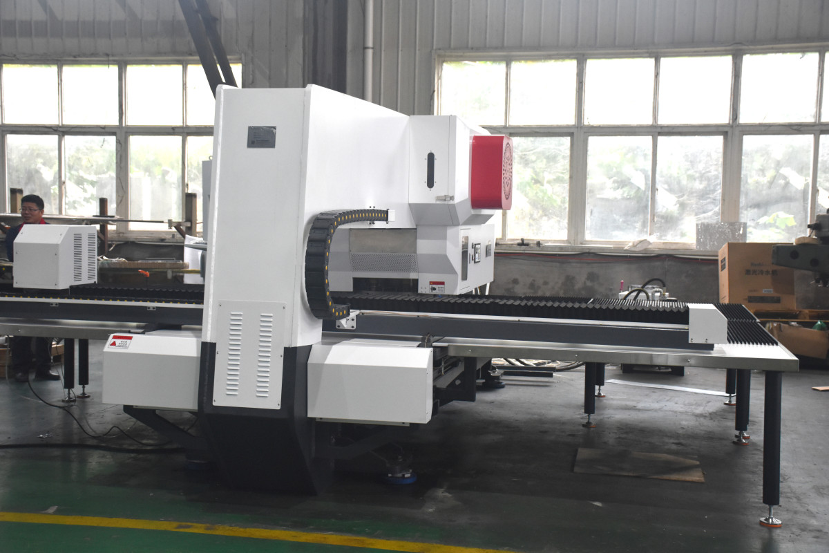 Aplicación de la punzonadora de torreta CNC en el procesamiento de aluminio