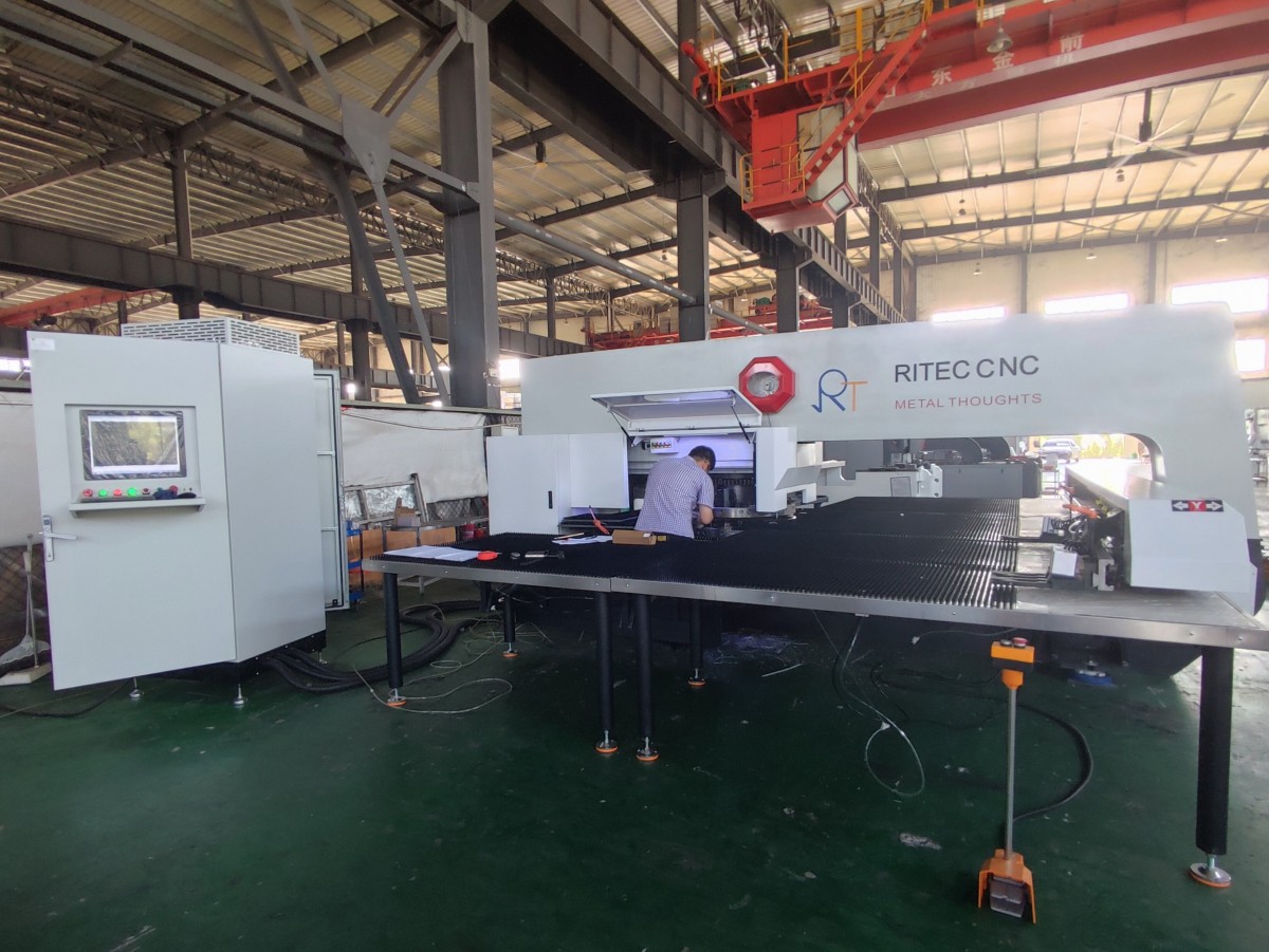 ¿Qué es una punzonadora servo CNC?
