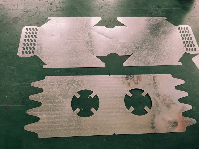 ¿Qué es una punzonadora servo CNC?