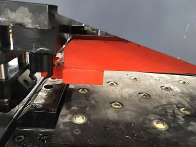Punzonadora de placa hidráulica Ritec CNC para pruebas