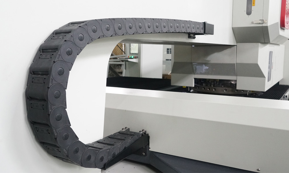 DRAG CHAIN.jpg La punzonadora mecánica de torreta CNC se enviará a Bahréin