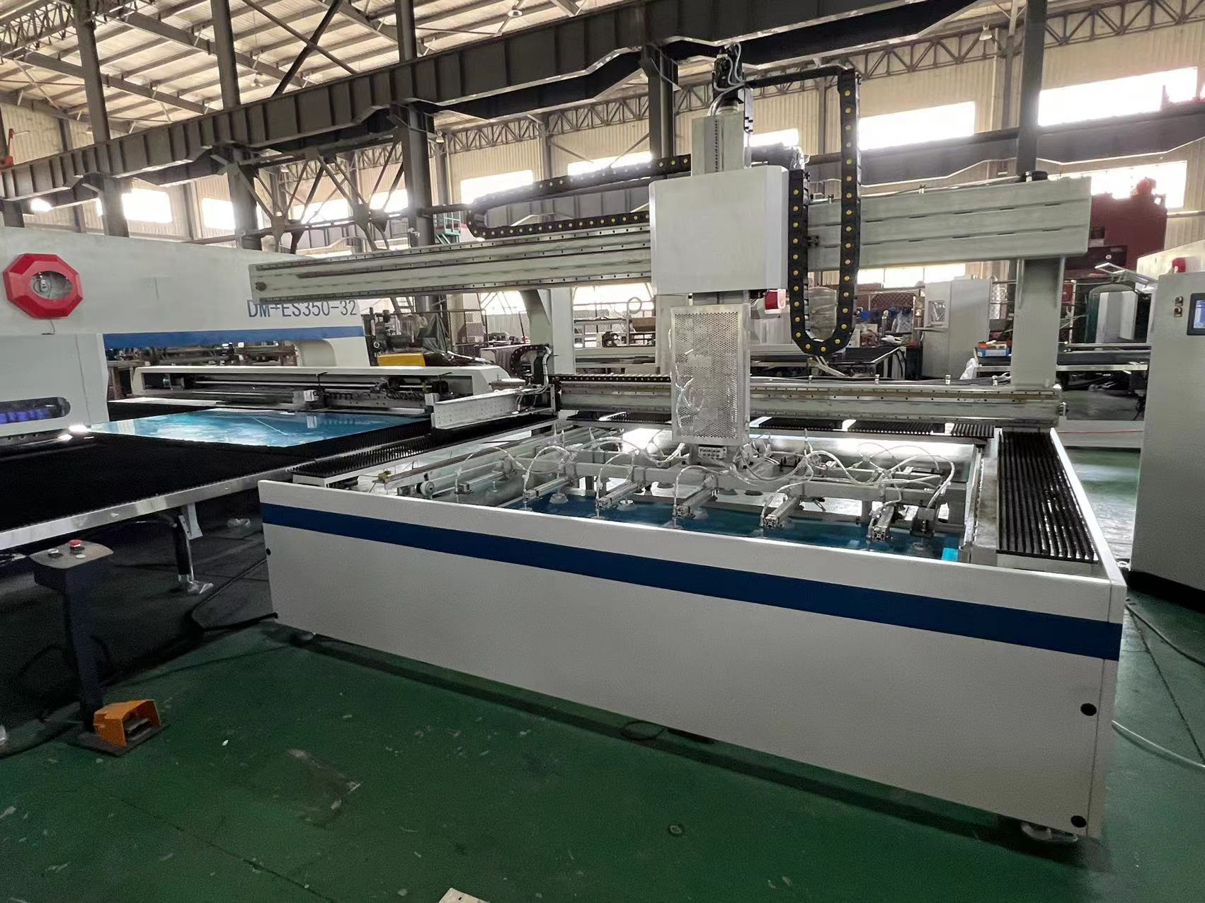 Sistema automático de carga y descarga para punzonadora de torreta CNC