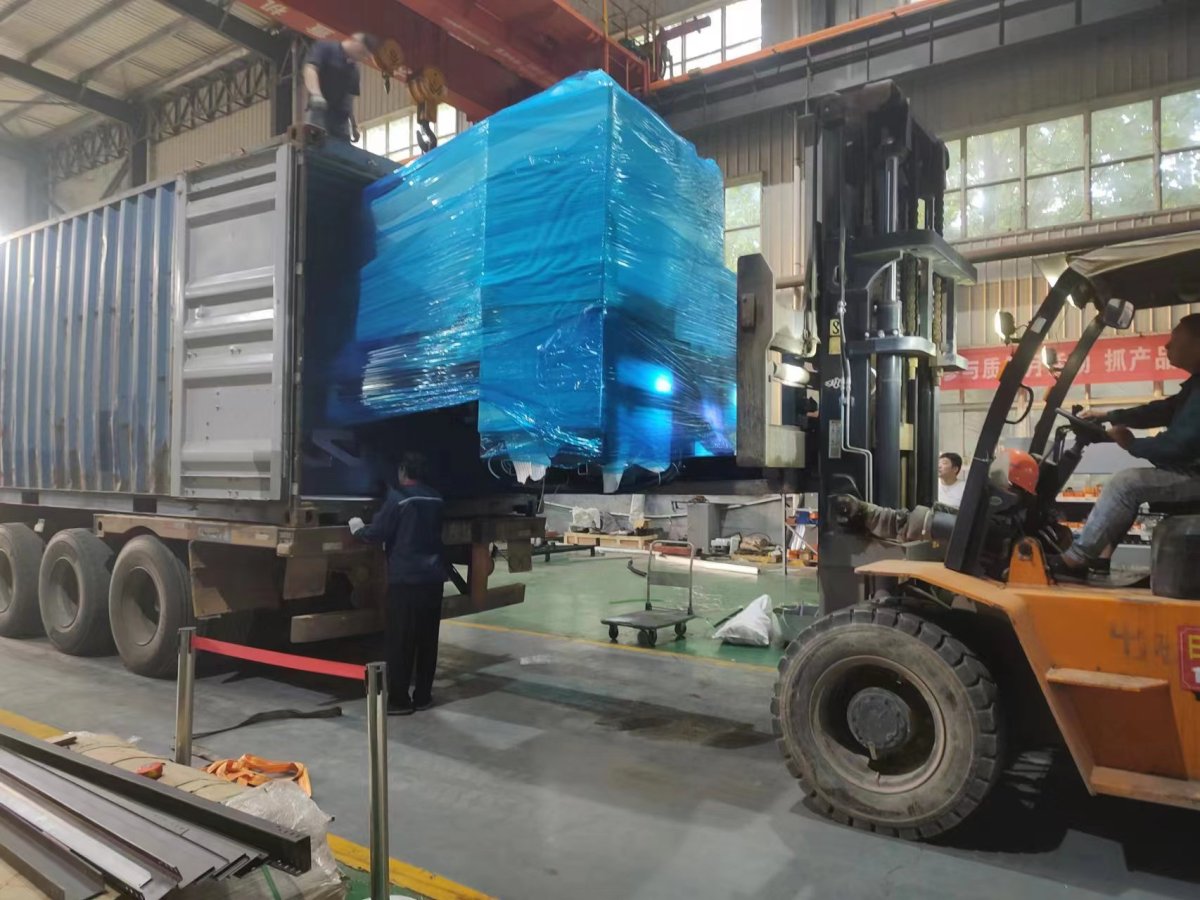 装箱3.jpg La punzonadora mecánica de torreta CNC se enviará a Bahréin