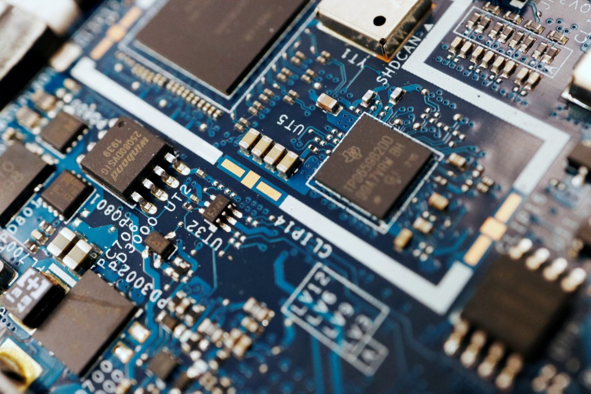 R-C.jpg Hydrogen Chloride Gas in Semiconductor Manufacturing – Expert Insights