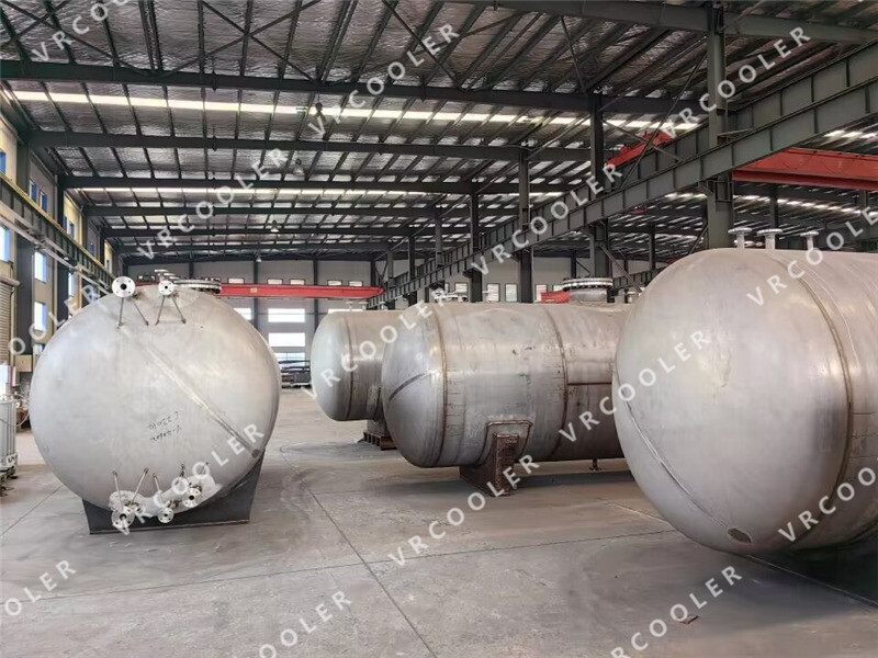 What is the principle of shell and tube heater?