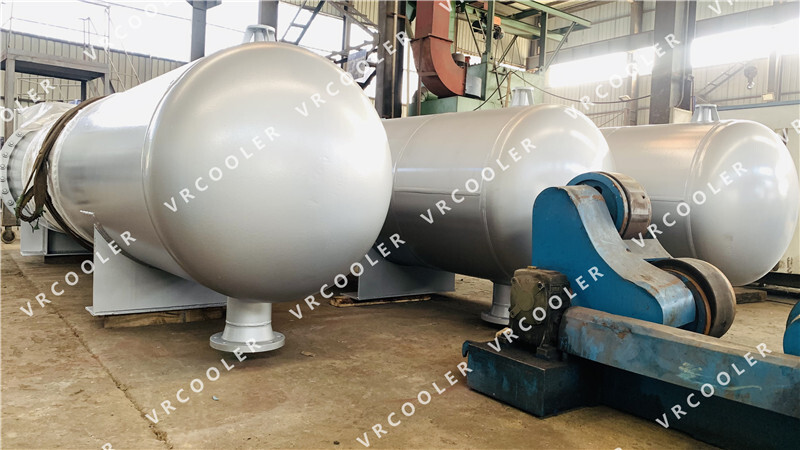 How does a shell and tube heat exchanger work?