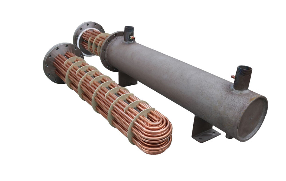 How does a steam-heated tank-cleaning heater work?