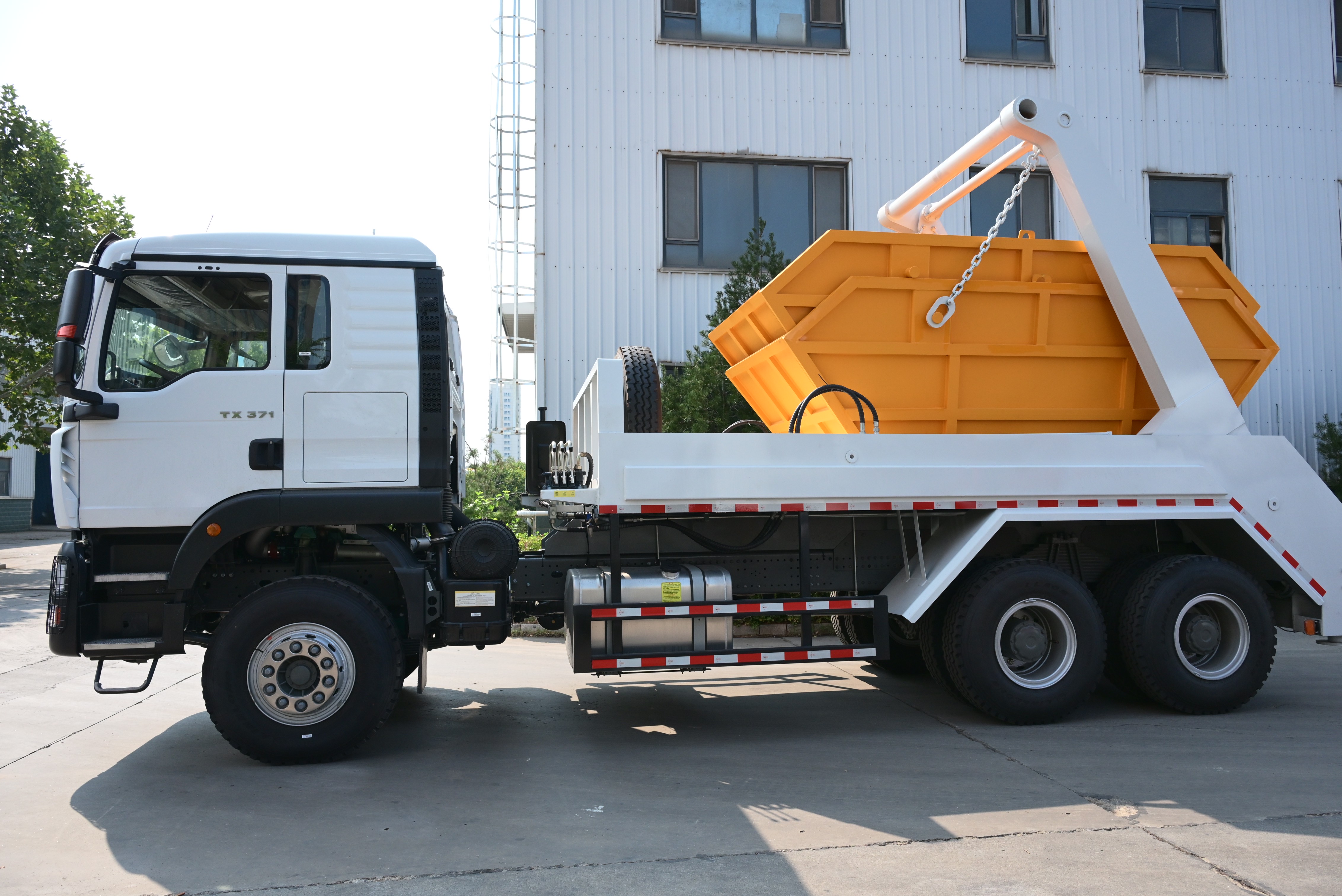 10m³ Skip Loader Truck – Efficient Sanitation Waste Transport Solution