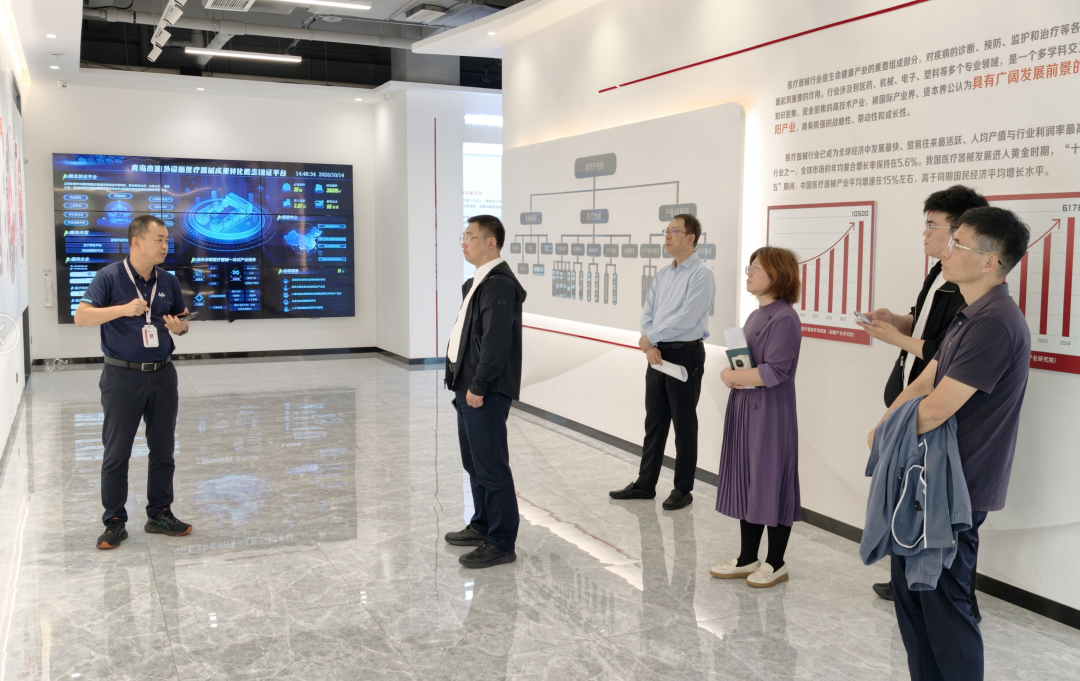 Zhou Lin, a member of the Party Leadership Group and Deputy Director of the Qingdao Municipal Science and Technology Bureau, and his delegation visited Lifebiotech to learn about its proof-of-concept platform. Zhou Lin, a member of the Party Leadership Group and Deputy Director of the Qingdao Municipal Science and Technology Bureau, and his delegation visited Lifebiotech to learn about its proof-of-concept platform.