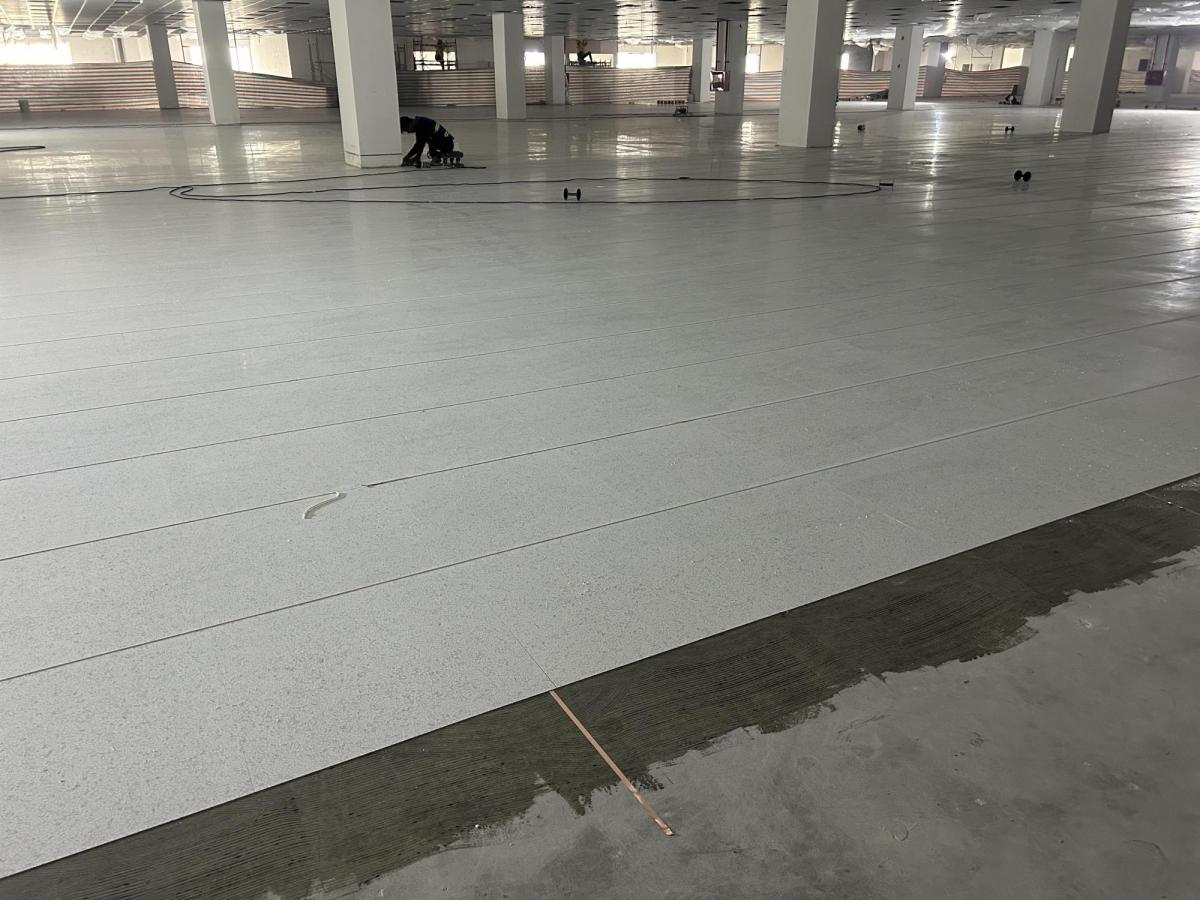 Case | ESD Vinyl Tile in Electronics Factory