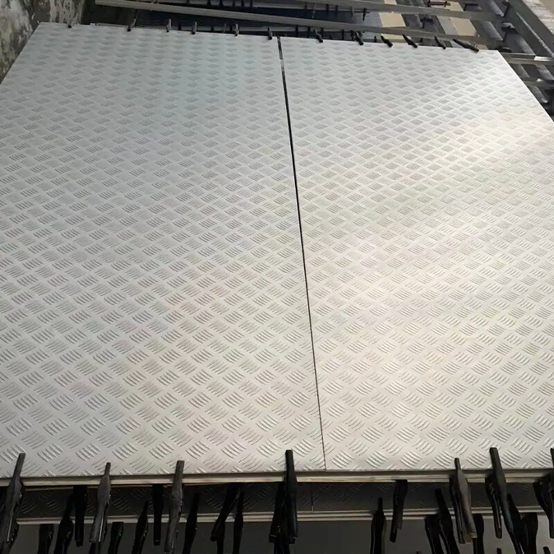 Five-rib pattern aluminum plate
