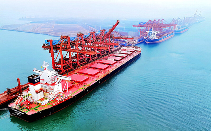 The ultra-large freighter carrying 10,000 tons of iron ore successfully berthed at Fangchenggang, marking the first successful cooperation