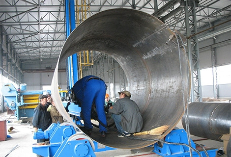 One customer from Sultanate of Oman bought our manipulator and rotator for welding large cylinder.