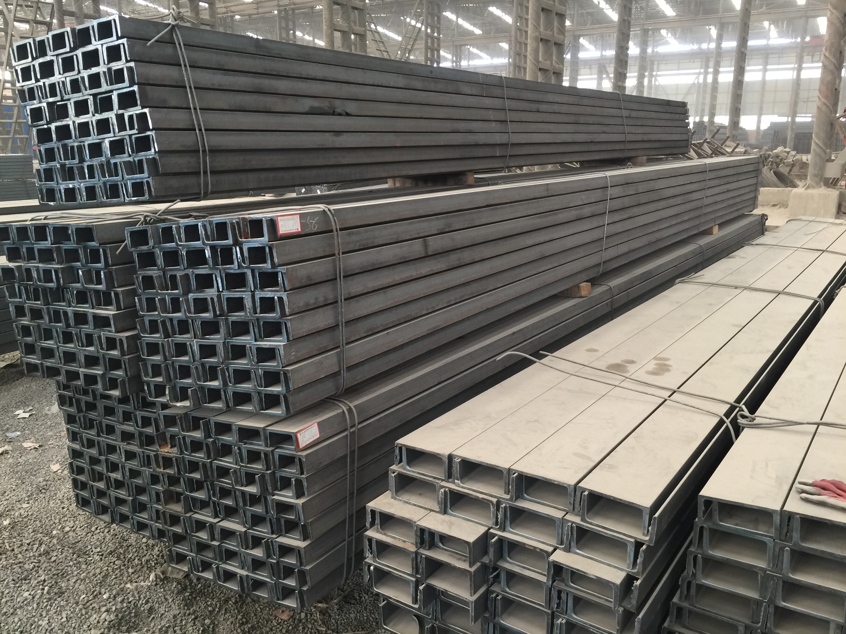 The function and production process of channel steel The function and production process of channel steel