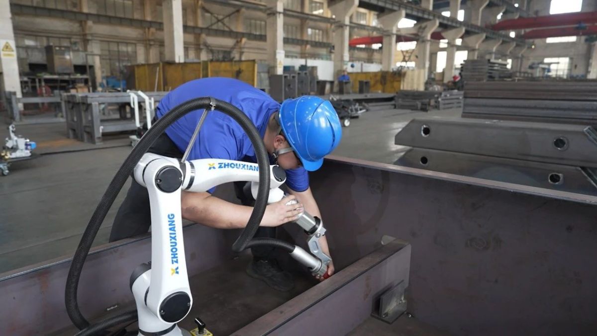 Le soudeur intelligent que l'on peut porter sur soi : le robot collaboratif de Zhouxiang