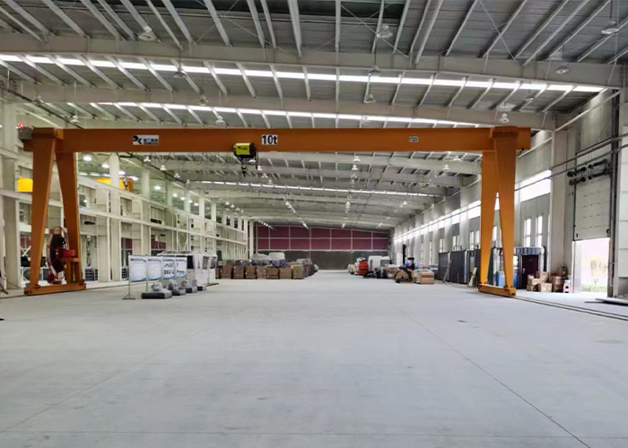 Gantry crane with electric hoist