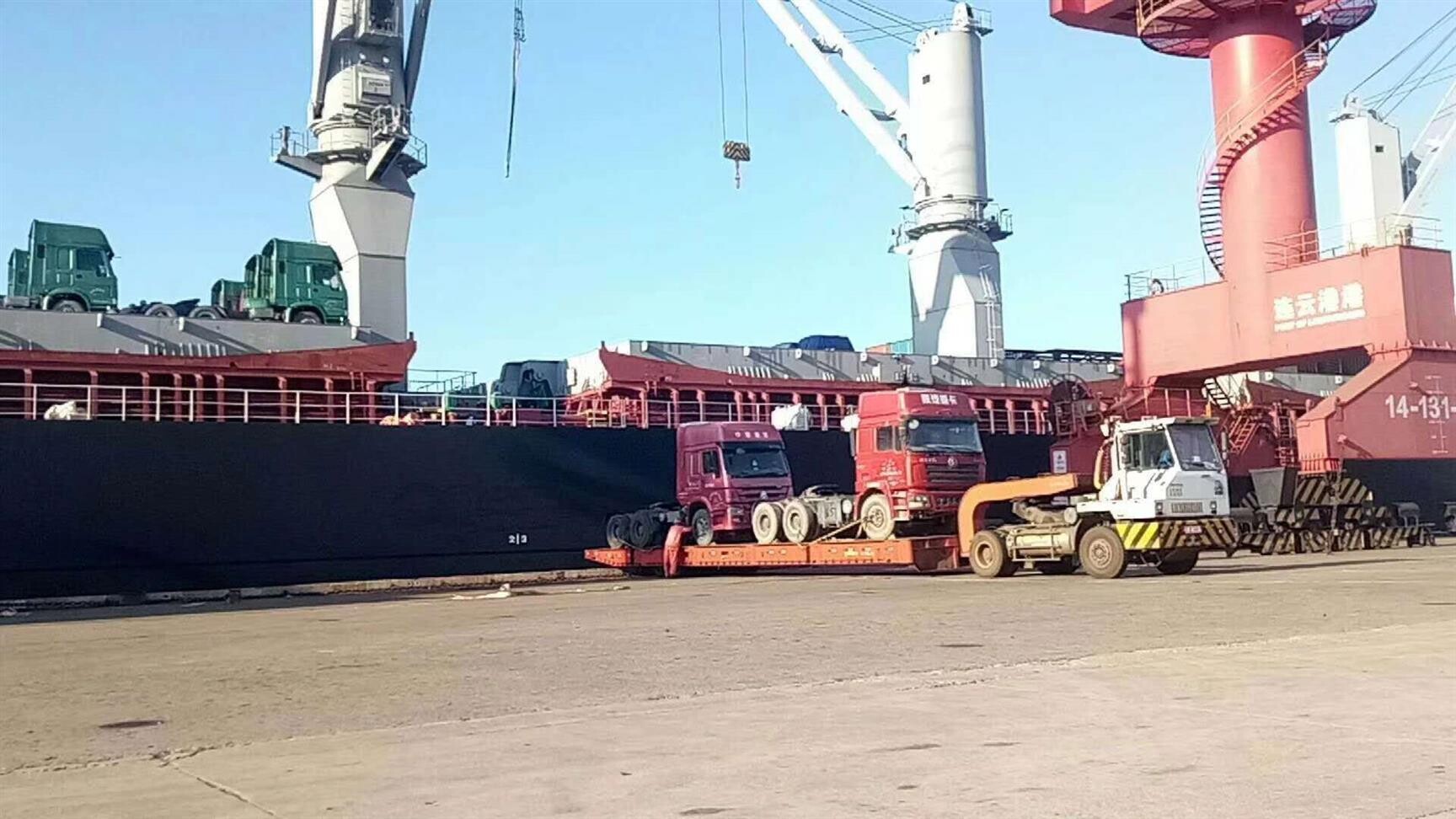 Chinese truck exports to Africa: A new batch of trucks arrived at the port of Dar es Salaam in Tanzania