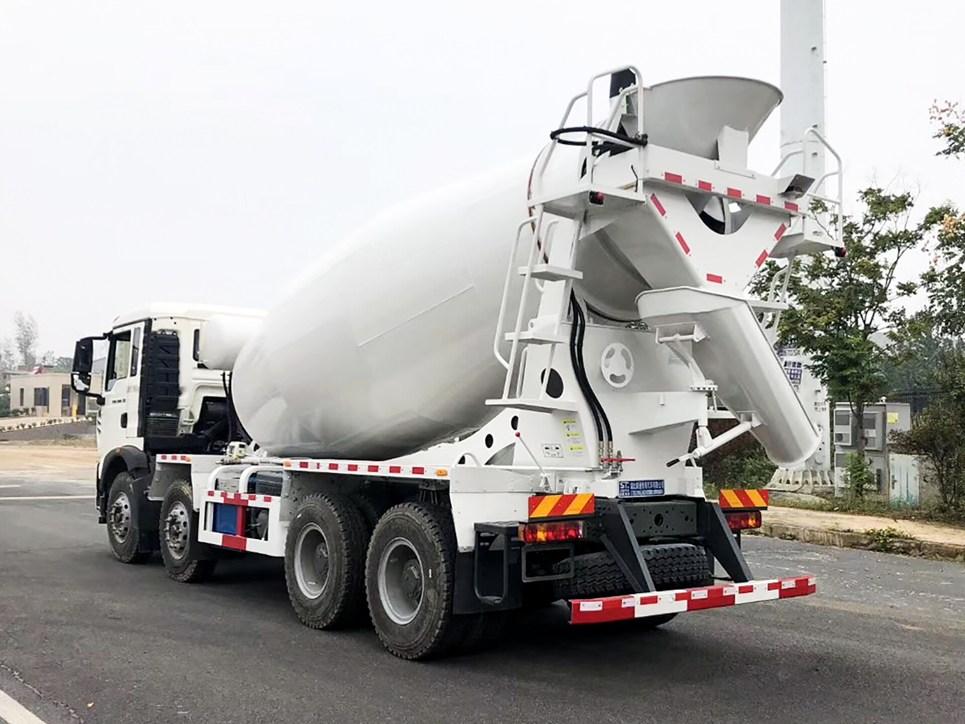 Our company successfully expanded the export of concrete mixing trucks to help infrastructure construction Our company successfully expanded the export of concrete mixing trucks to help infrastructure construction