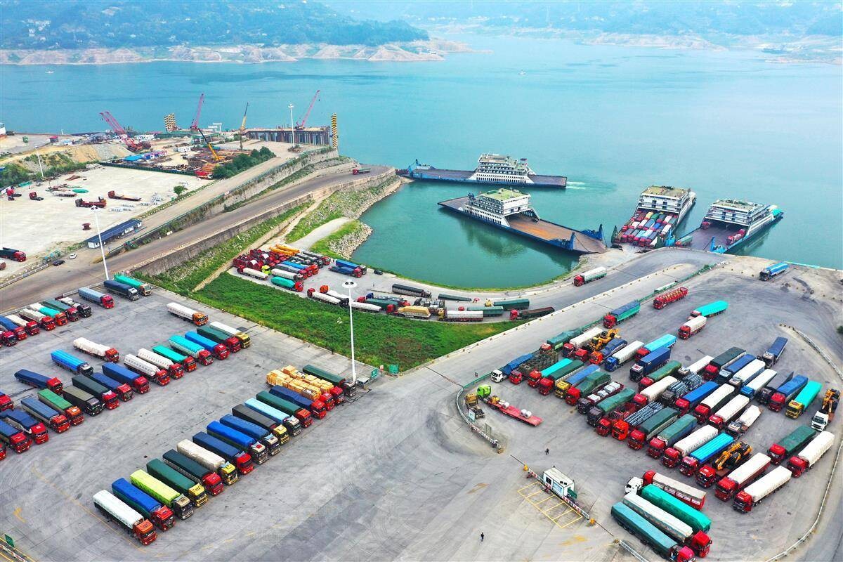 The impact of global sea freight fluctuations on truck export business