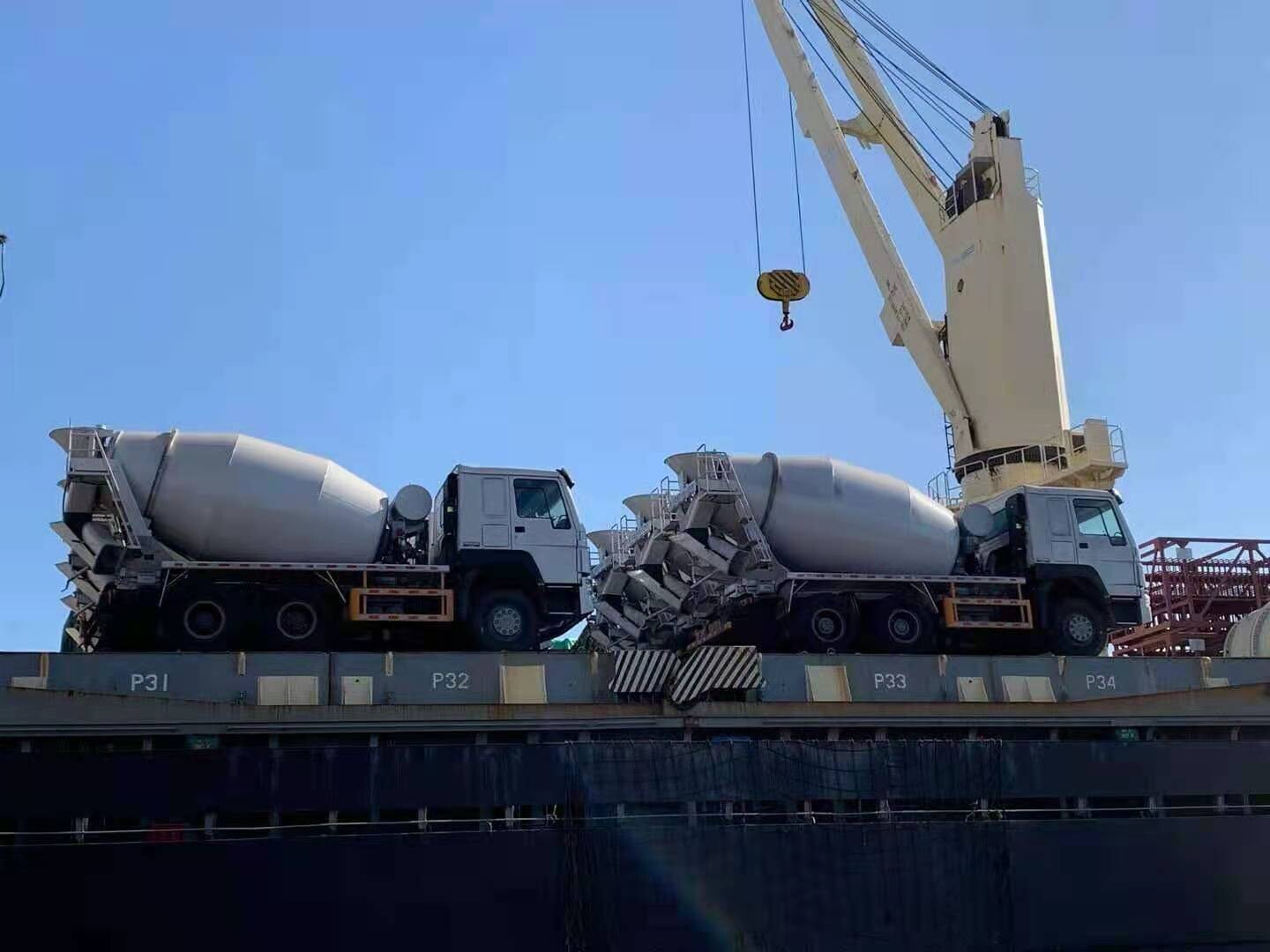 Sinotruk delivered more than 40 mixing trucks to Turkey in bulk