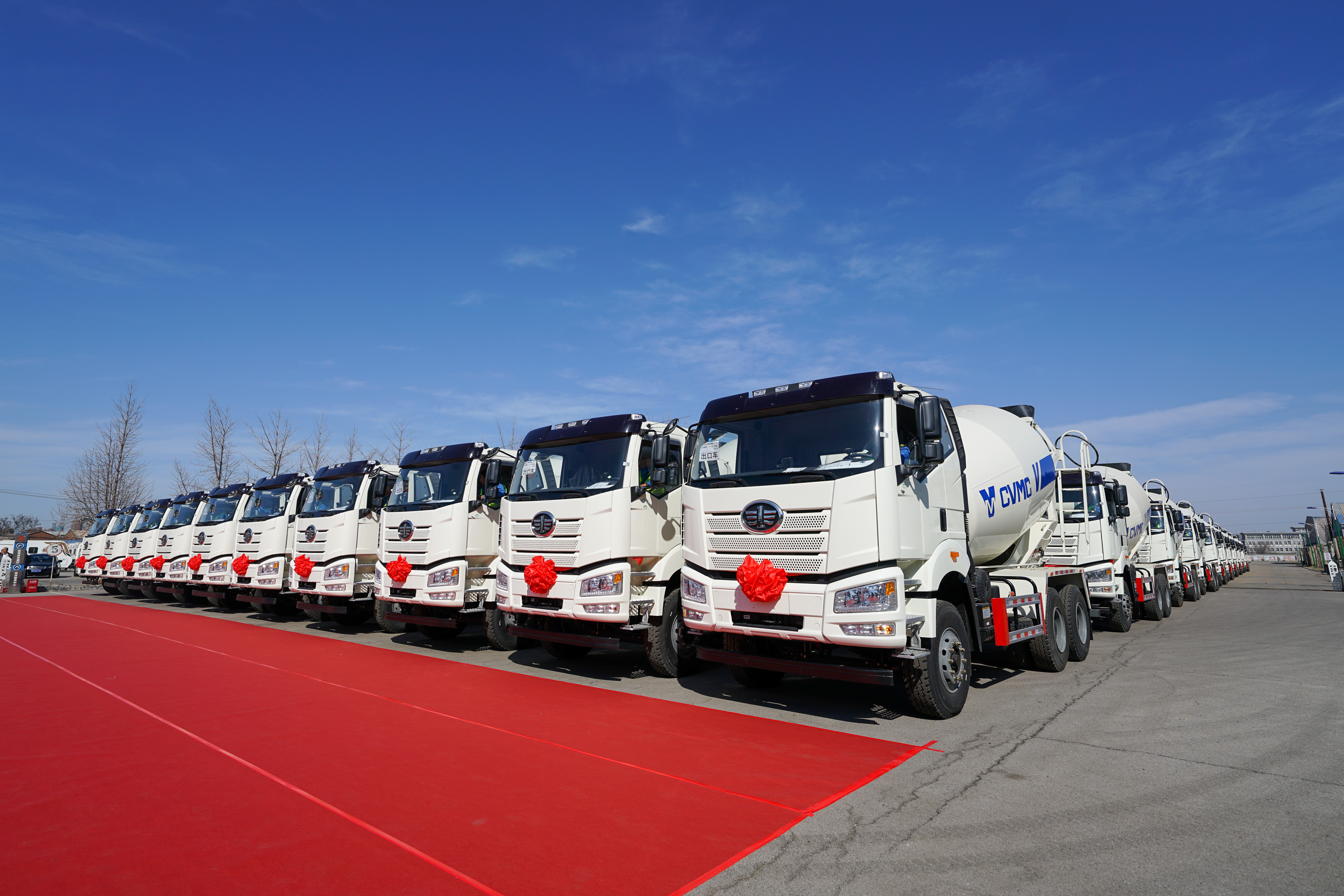 Concrete mixer trucks made in Tangshan are exported to Central Asia. Concrete mixer trucks made in Tangshan are exported to Central Asia.
