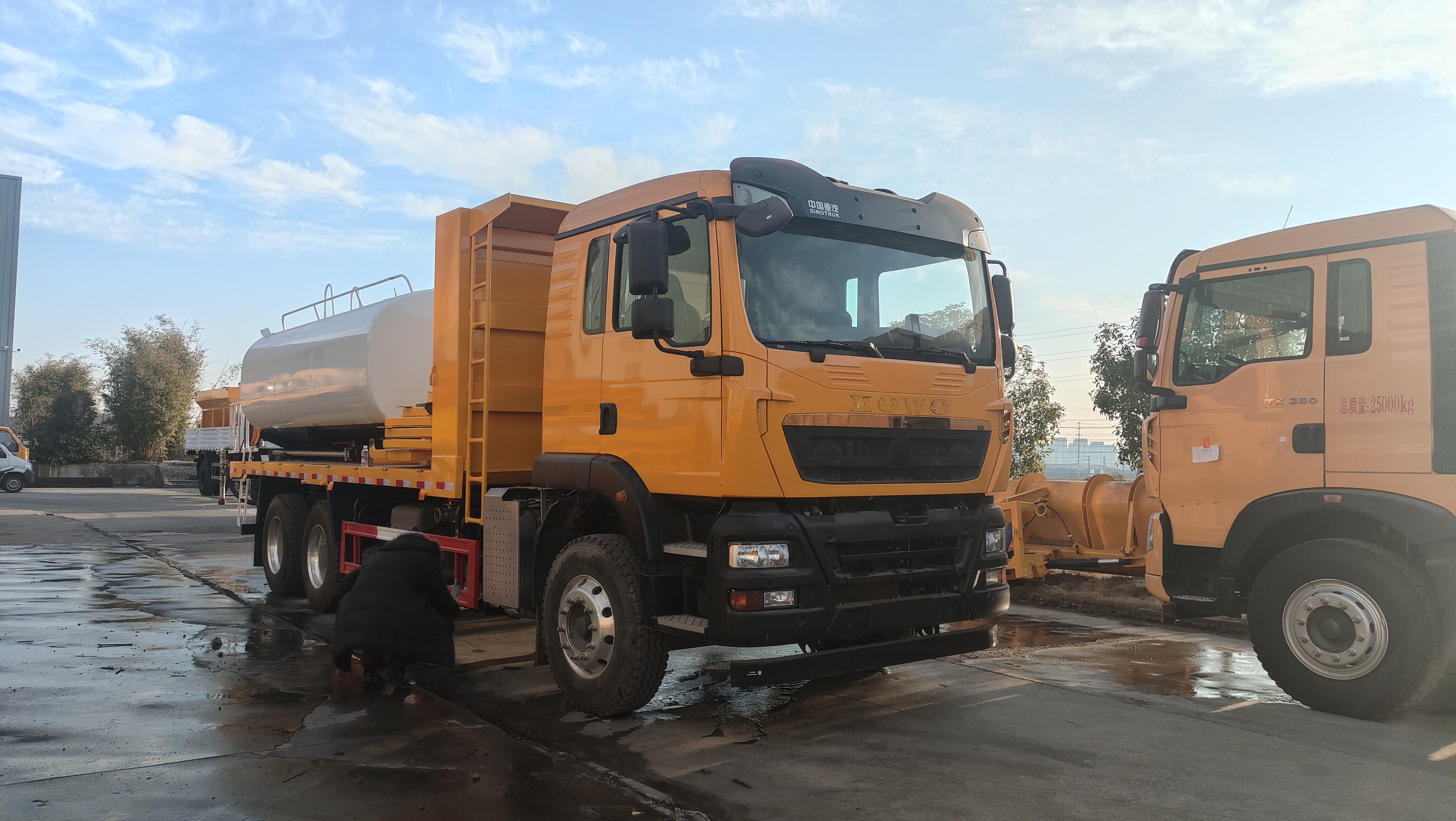 Export Sinotruk Howo water trucks with dump trucks to Azerbaijan