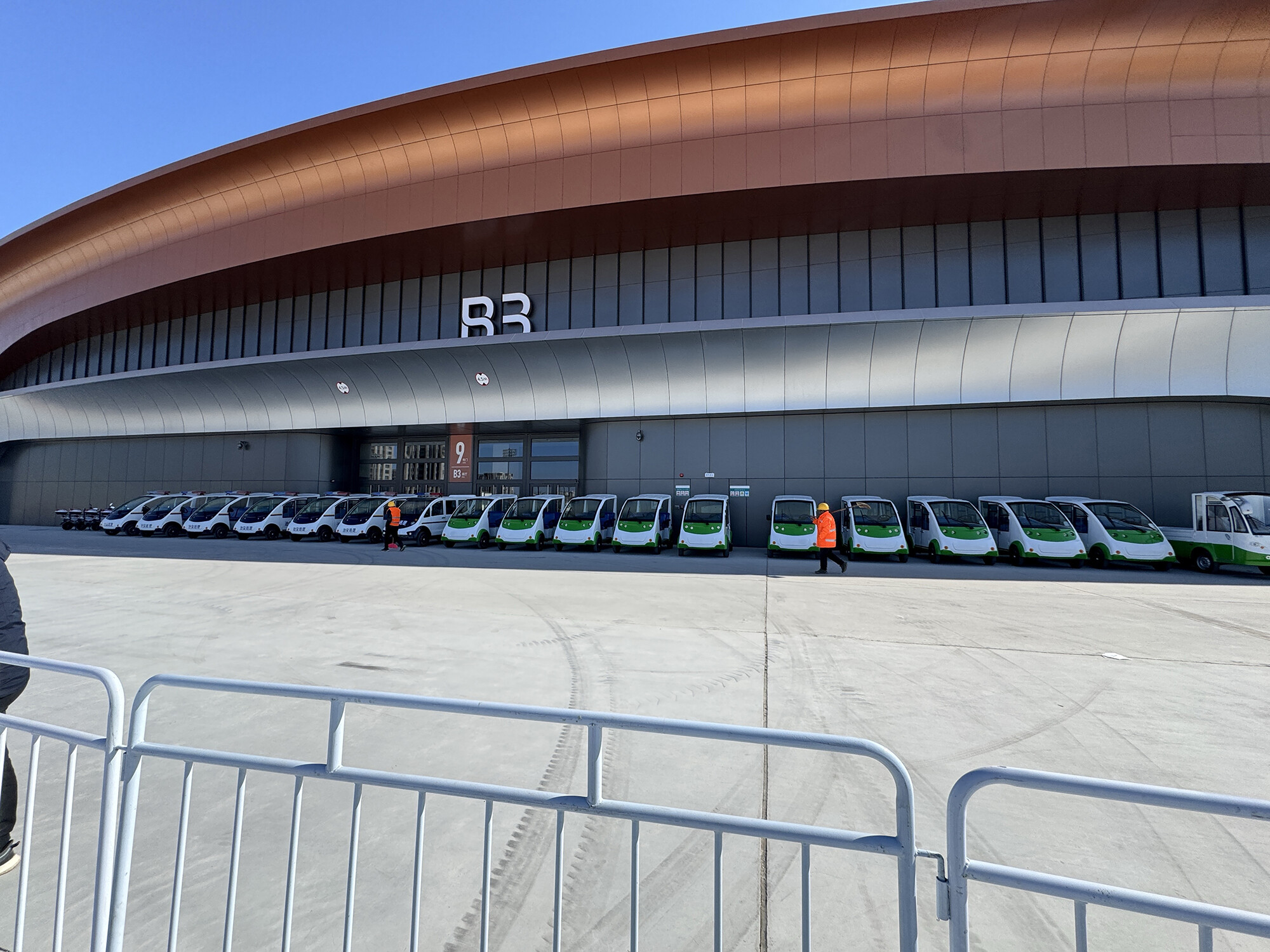 Shandong Luhuan Machinery Equipment Co., Ltd. Successfully Delivers a Batch of Electric Vehicles to a Large Exhibition Hall in Beijing