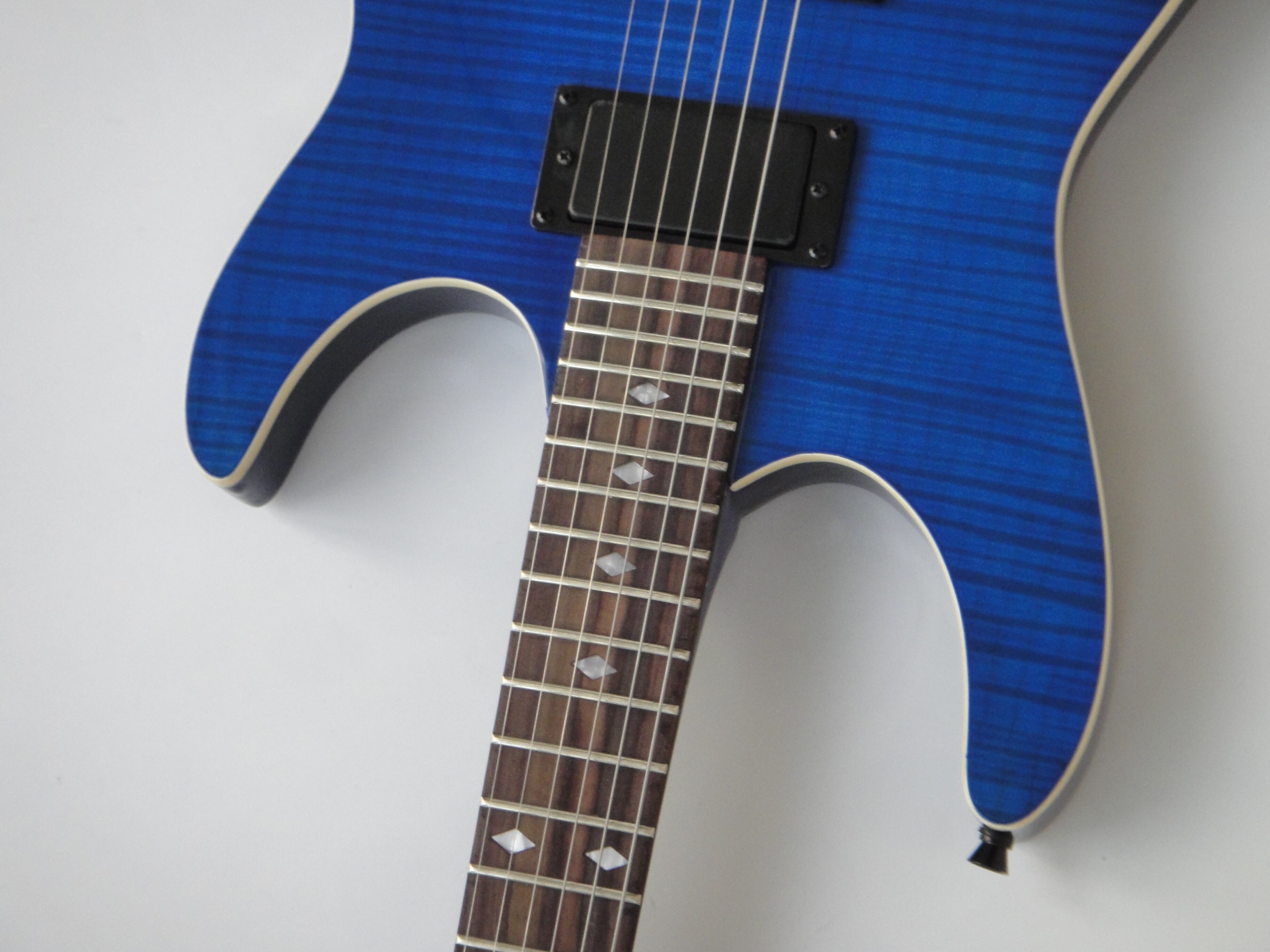 Afanti Customized Hh Double Locking Tremolo Flamed Blue Headless Electric Guitar