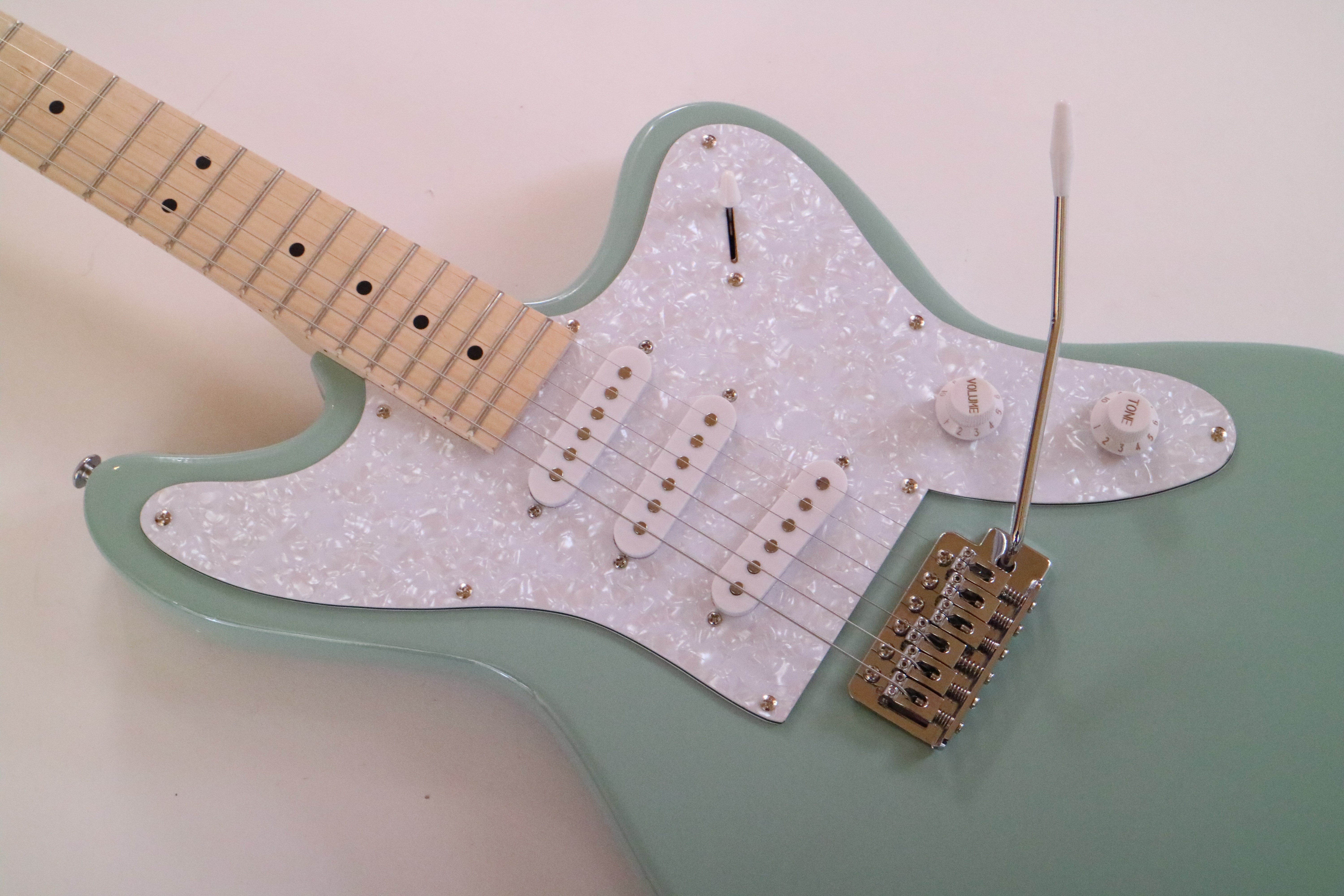 Afanti Customized SSS Pickup Tremolo Bridge Maple Fingerboard Green Electric Guitar
