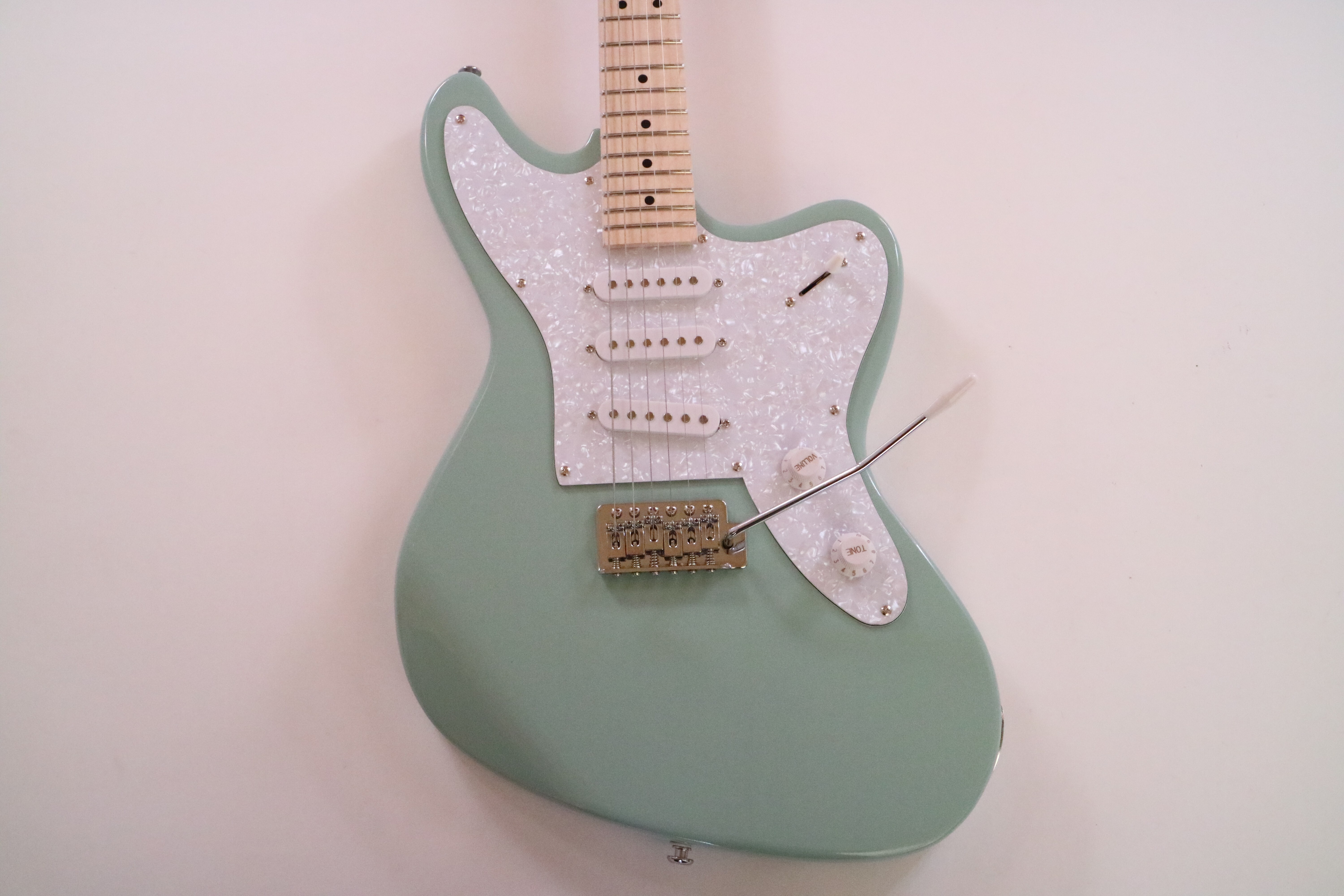 Afanti Customized SSS Pickup Tremolo Bridge Maple Fingerboard Green Electric Guitar