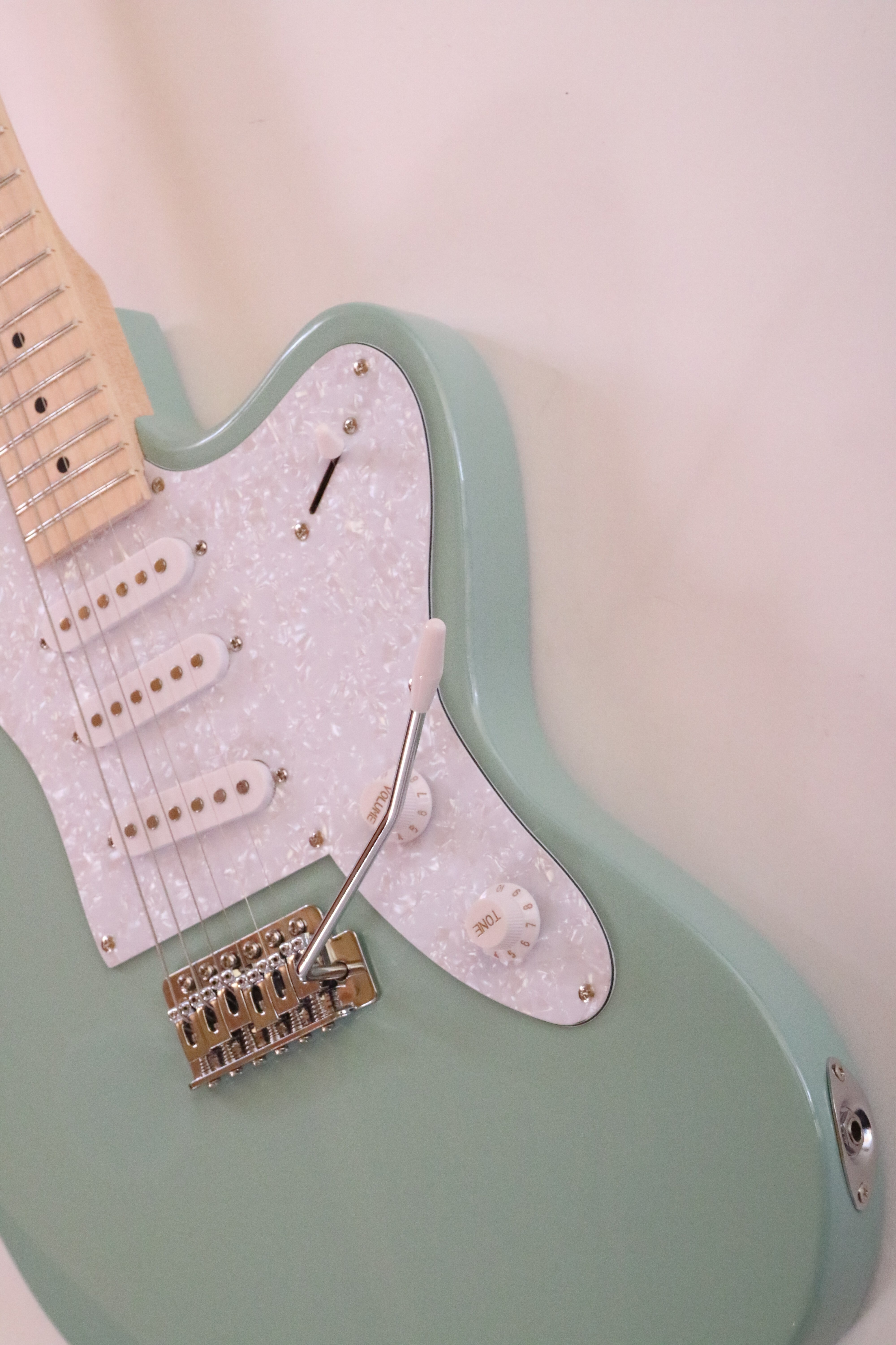 Afanti Customized SSS Pickup Tremolo Bridge Maple Fingerboard Green Electric Guitar