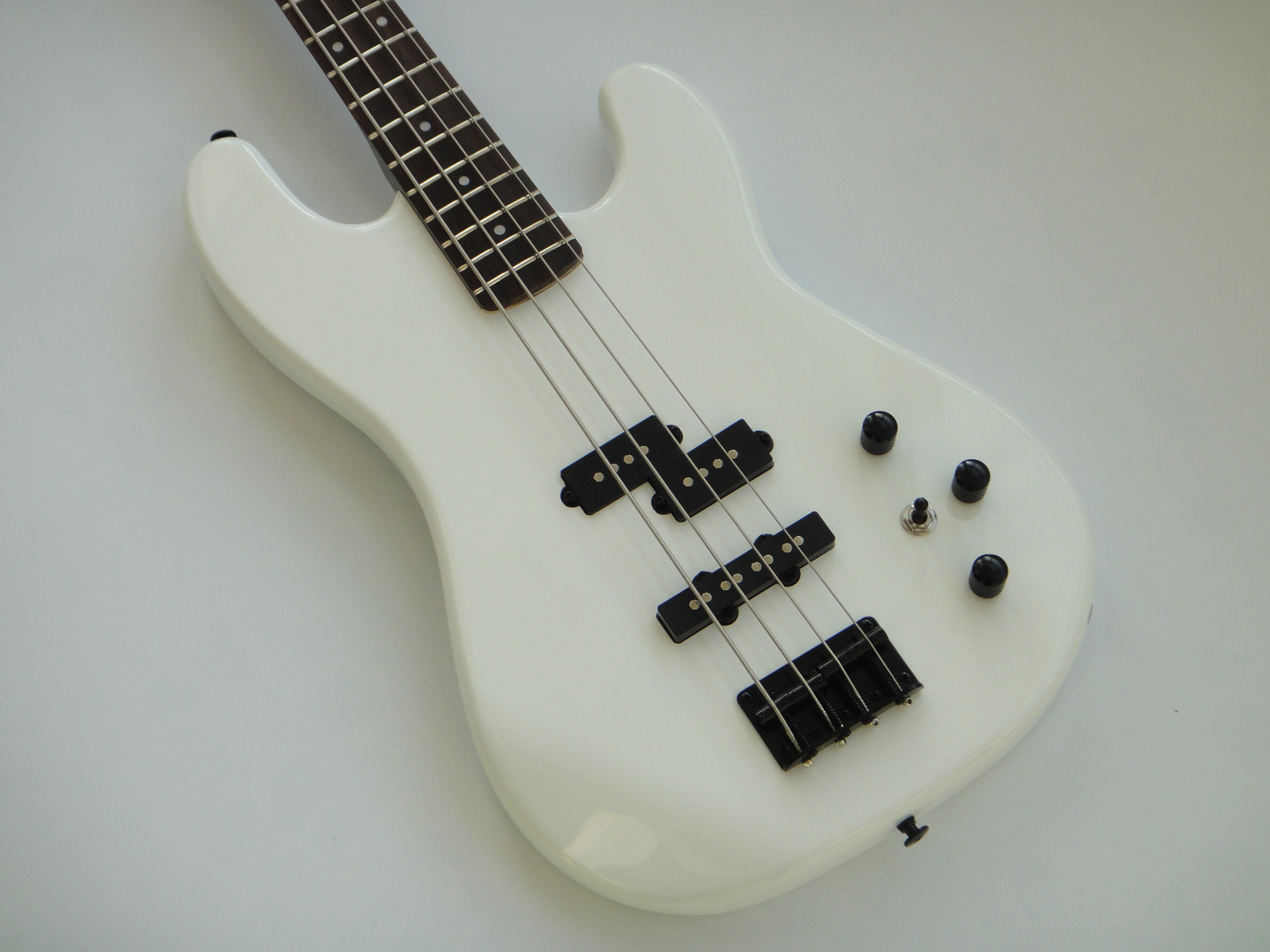 Afanti 4 Strings Bolt On Mahogany Neck Electric Bass Guitar