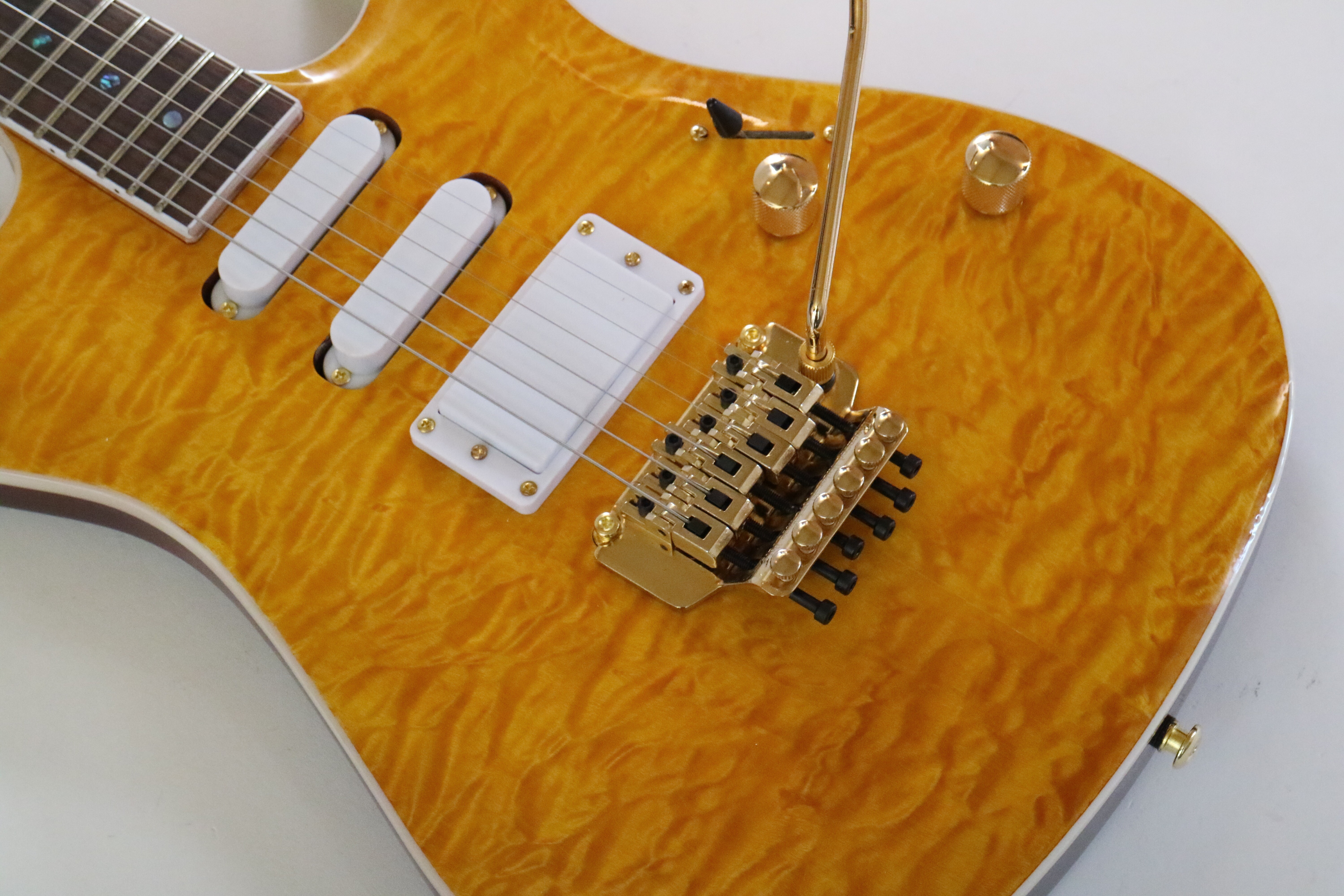 Afanti Customized Sh Mahogany Body with Quilted Maple Veneer Electric Guitar