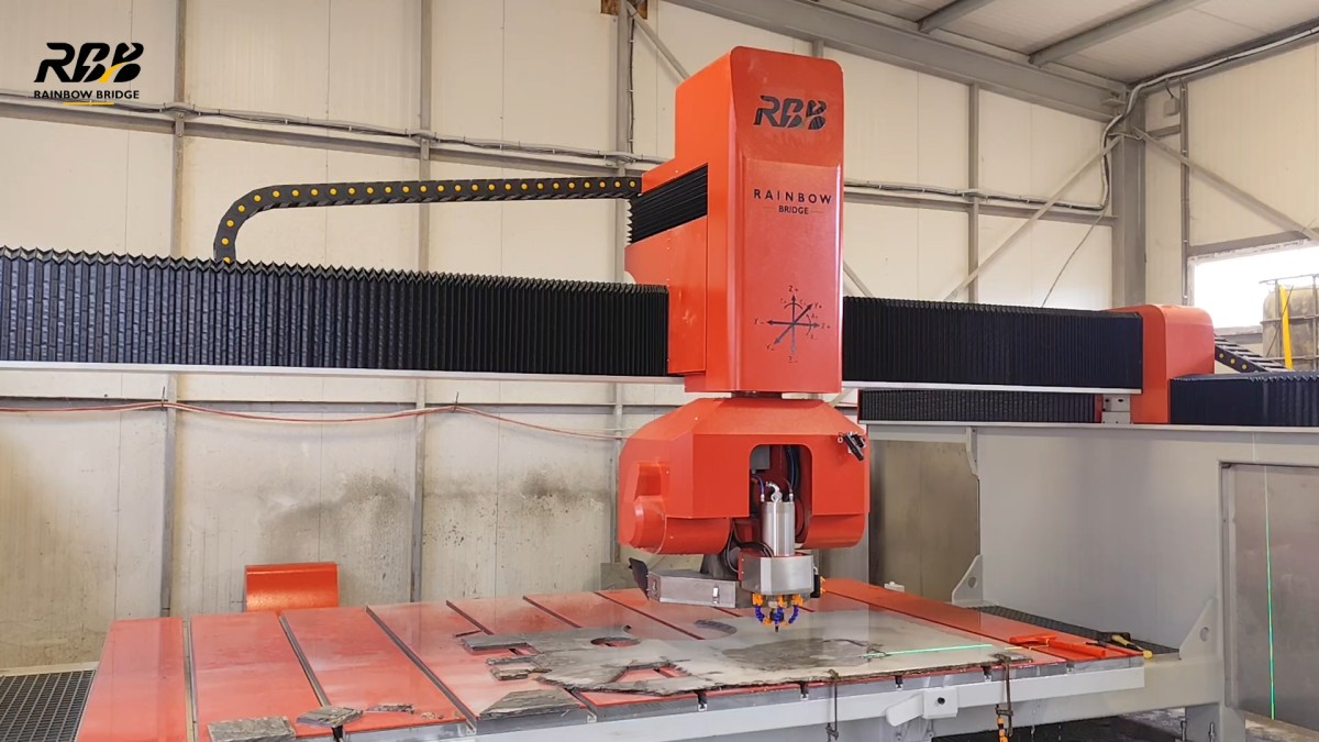 Essais de performance sur site d’une machine CNC à 5 axes pour le travail de la pierre dans l’atelier d’un client européen